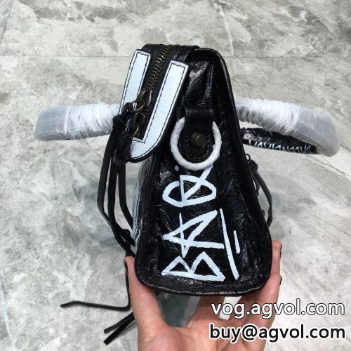 コーデ 知的なムードを演出 バレンシアガコピー 2022 ショルダーバッグ BALENCIAGAコピー 活用できるアイテム