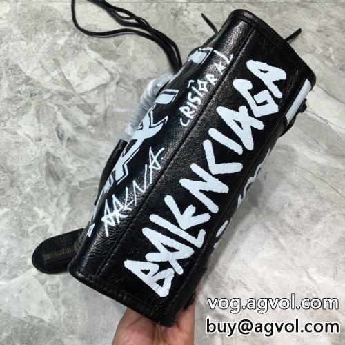 コーデ 知的なムードを演出 バレンシアガコピー 2022 ショルダーバッグ BALENCIAGAコピー 活用できるアイテム