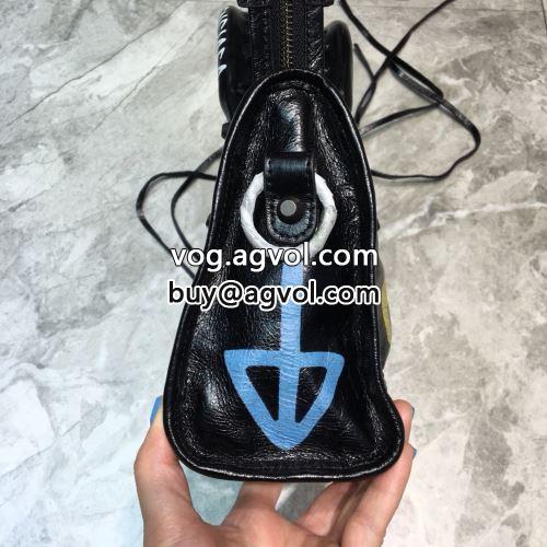 ショルダーバッグ に最も需要のある 抜群な楽チン感ある大定番 BALENCIAGAコピー 売れ筋のいい バレンシアガコピー 2022
