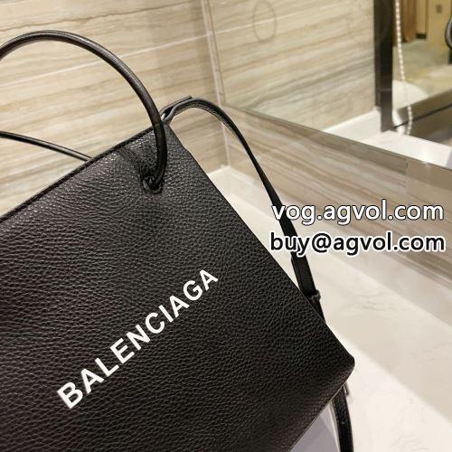 セレブ愛用の超人気商品 バレンシアガコピー 2色可選  耐久性 2022 BALENCIAGAコピー ショルダーバッグ