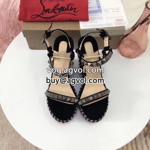 2022 シューズ 争奪戦必至 クリスチャンルブタンコピー サンダル パンプス Christian Louboutinコピー 流行を超えた定番シューズ