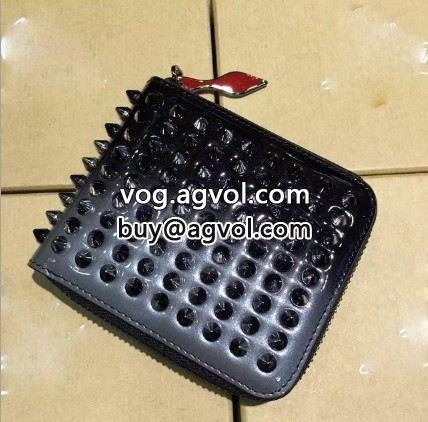  Christian Louboutinコピー 短財布 2022 クリスチャンルブタンコピー 小銭入れ ウォレット 上品な輝きを放つ形 