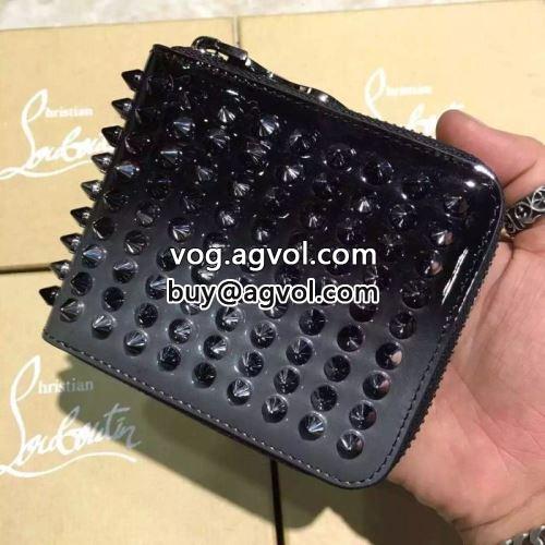 Christian Louboutinコピー 短財布 2022 クリスチャンルブタンコピー 小銭入れ ウォレット 上品な輝きを放つ形