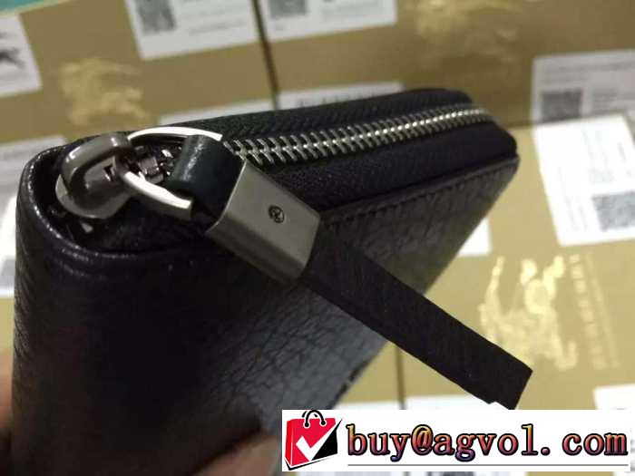 上品で幅広い　 burberry バーバリー 使い勝手も良いアイテム　 ビジネスケース 財布