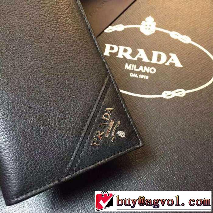 高級感のあるデザイン　秋冬 prada プラダ　収納できる 二つ折り財布