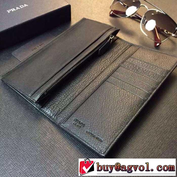 高級感のあるデザイン　秋冬 prada プラダ　収納できる 二つ折り財布