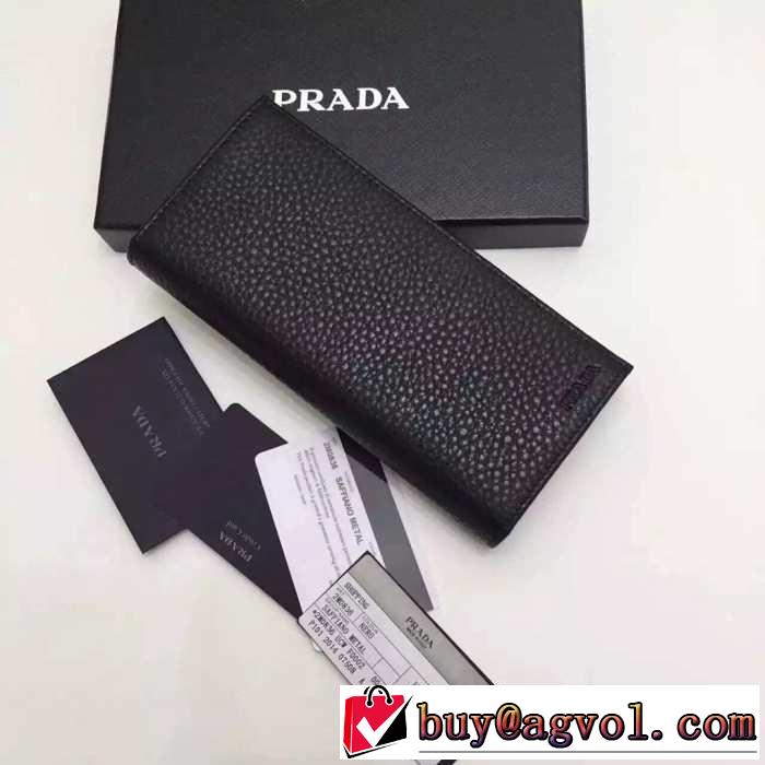 カジュアル感　秋冬 prada プラダ 機能性も抜群　二つ折り財布