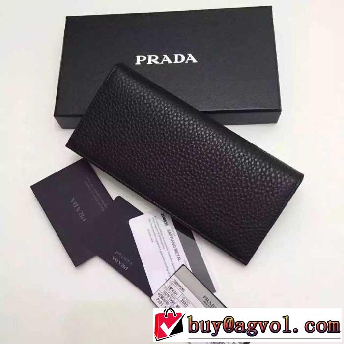 カジュアル感　秋冬 prada プラダ 機能性も抜群　二つ折り財布