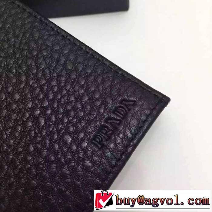 カジュアル感　秋冬 prada プラダ 機能性も抜群　二つ折り財布