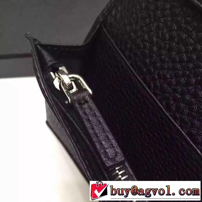 カジュアル感　秋冬 prada プラダ 機能性も抜群　二つ折り財布