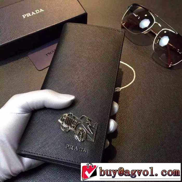 目立つ　秋冬 prada プラダ　飽きのこないモデル　 二つ折り財布