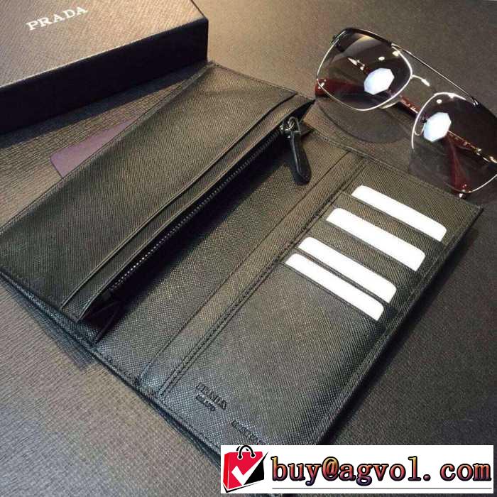 目立つ　秋冬 prada プラダ　飽きのこないモデル　 二つ折り財布