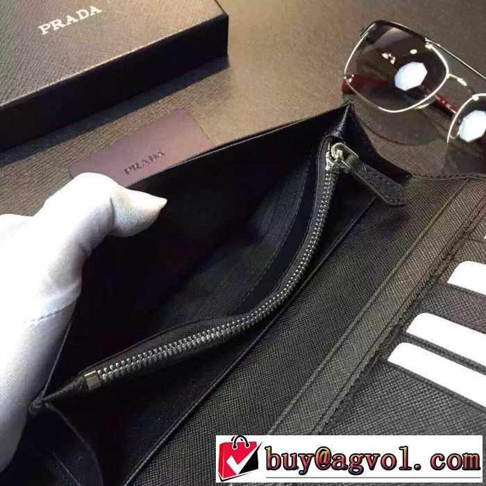 目立つ　秋冬 prada プラダ　飽きのこないモデル　 二つ折り財布