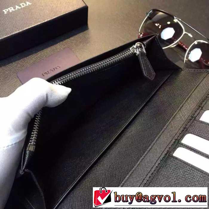 目立つ　秋冬 prada プラダ　飽きのこないモデル　 二つ折り財布