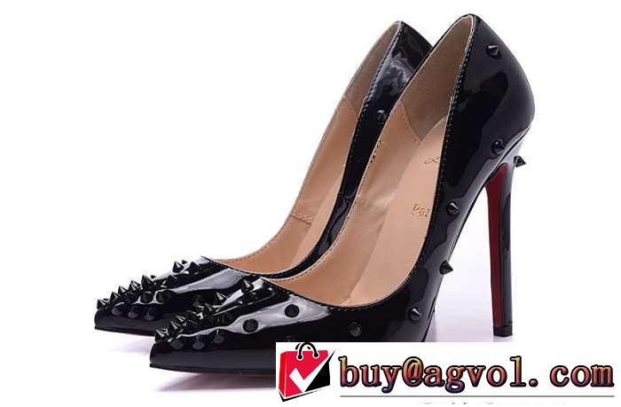 上品な雰囲気が漂う　 2015 Christian Louboutinクリスチャンルブタン 洗練されたパンプス