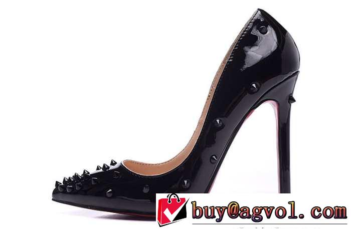 上品な雰囲気が漂う　 2015 Christian Louboutinクリスチャンルブタン 洗練されたパンプス