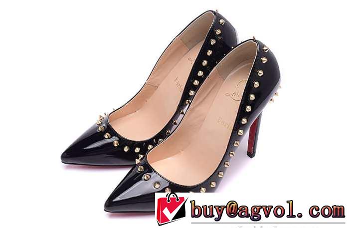 華やかさが魅力　 2015 Christian Louboutinクリスチャンルブタン個性的 パンプス