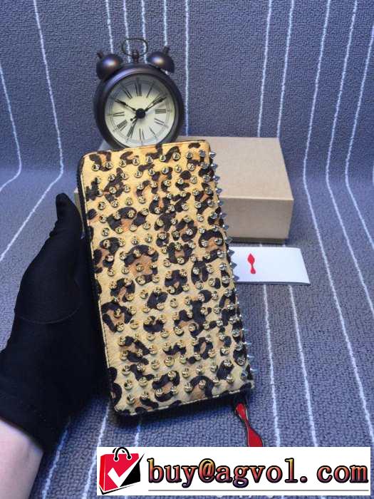 実用的なアイテム　 2015 Christian Louboutinクリスチャンルブタン 個性的なデザインで財布
