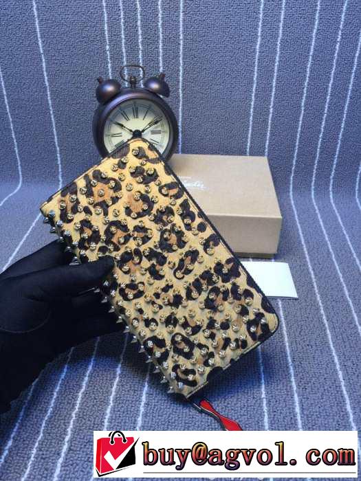 実用的なアイテム　 2015 Christian Louboutinクリスチャンルブタン 個性的なデザインで財布