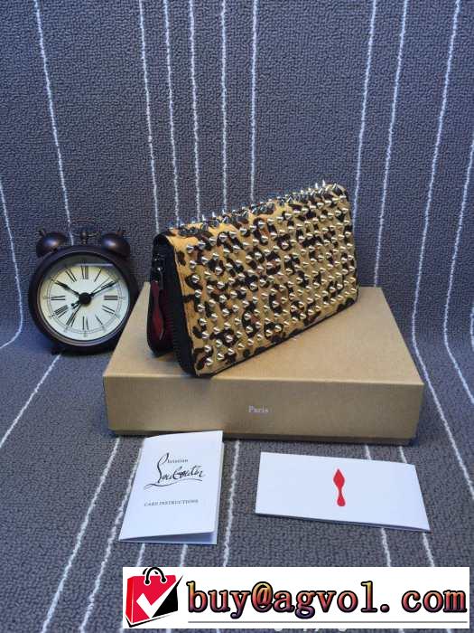 実用的なアイテム　 2015 Christian Louboutinクリスチャンルブタン 個性的なデザインで財布