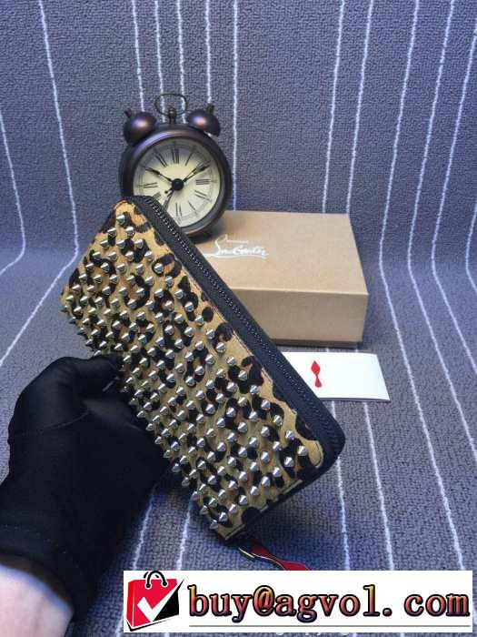 実用的なアイテム　 2015 Christian Louboutinクリスチャンルブタン 個性的なデザインで財布