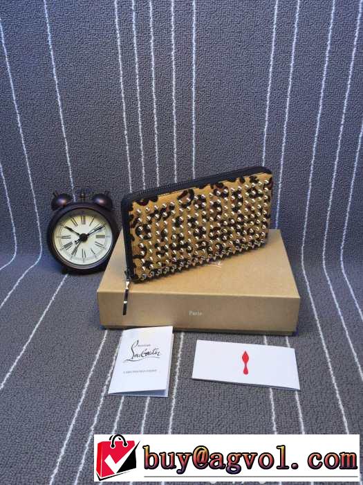 実用的なアイテム　 2015 Christian Louboutinクリスチャンルブタン 個性的なデザインで財布
