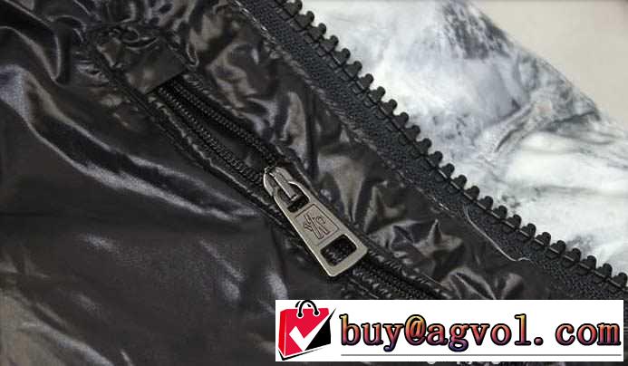 美品 2015秋冬 MONCLER モンクレール　大人雰囲気を醸す  ダウンジャケット