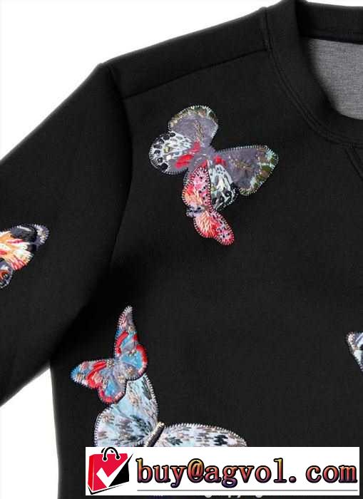 快適にカジュアル　2015秋冬  VALENTINO ヴァレンティノ 大活躍　プルオーバーパーカー